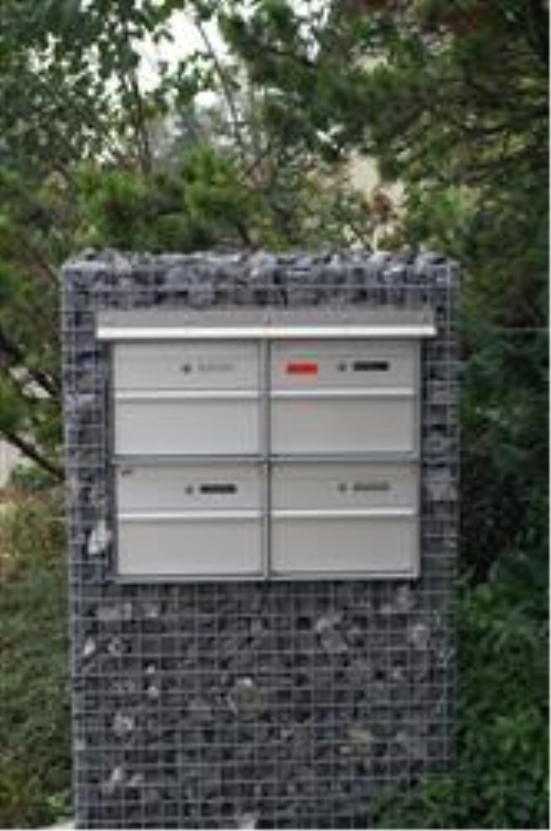 Das Standard-Modell 4-fach ist einfach, schlicht und bietet Platz für vier Briefkästen.